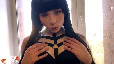 Гарячу брюнетку глибоко і чутливо трахкають за гроші